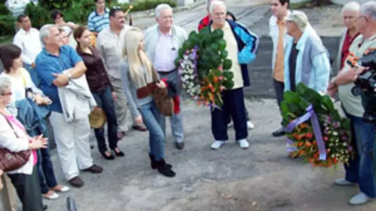  Los participantes en el acto, con coronas de flores, donde supuestamente descansan los restos de Fontenla Leal.