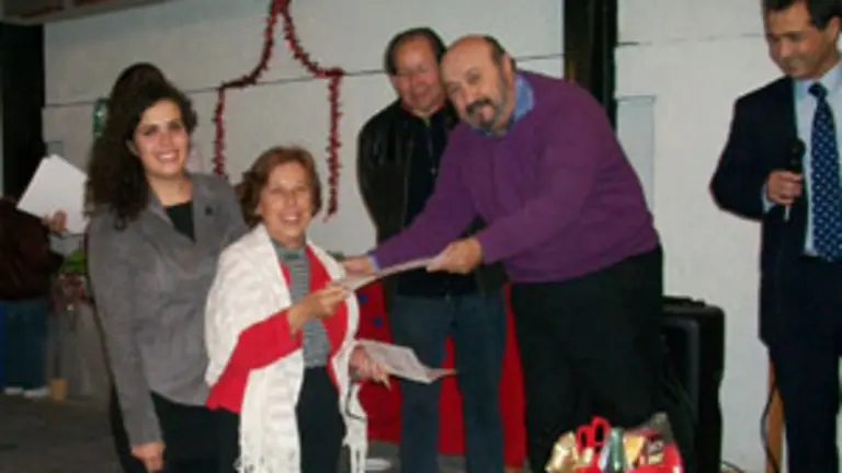 Un momento de la entrega de diplomas a los participantes.