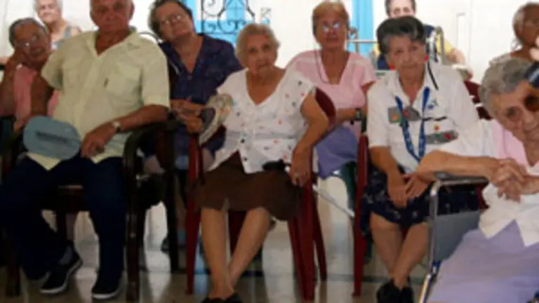 Los ancianos de Santovenia agradecieorn el homenaje.