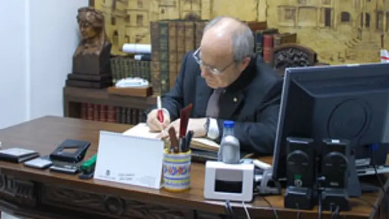  Jos&eacute; Montilla durante su visita a la Federaci&oacute;n de Entidades Culturais Galegas en Catalu&ntilde;a.