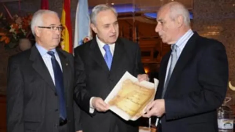  Jos&eacute; Ram&oacute;n &Oacute;nega &ndash;centro&ndash; recibe el diploma del presidente de la &lsquo;Xuntanza&rsquo;, Ovidio Cadenas &ndash;izda.&ndash;.