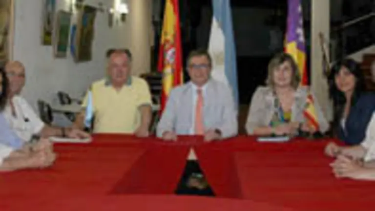  Jordi Bayona y Josefa Gonz&aacute;lez &ndash;ambos en el centro&ndash;, con el Consejo Directivo de la Casa Balear de Buenos Aires