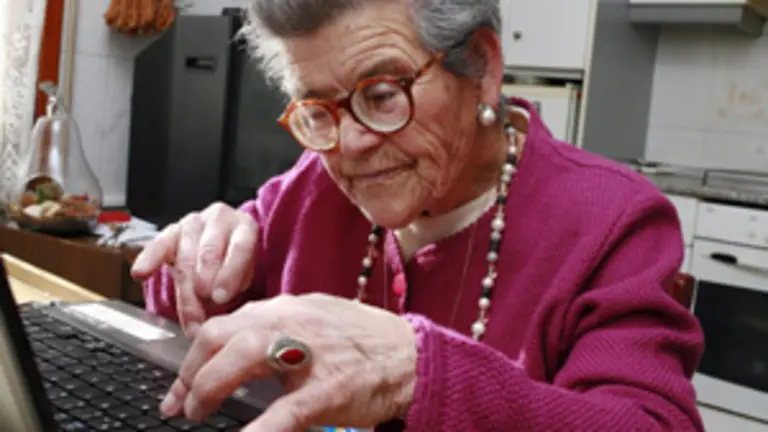  Felicidad Martínez, en la cocina de su casa donde tiene su ordenador.