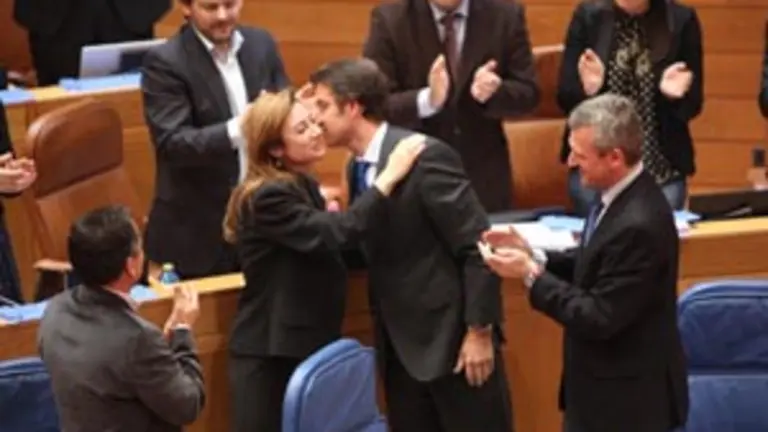 Feij&oacute;o felicita a la conselleira de Facenda por la aprobaci&oacute;n de los Presupuestos entre los aplausos del PP.