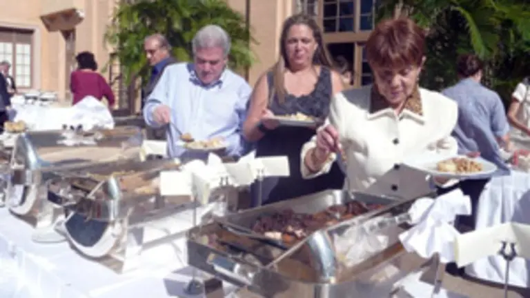  El ‘buffet’ estaba preparado en la terraza del salón donde se celebró el tradicional ‘Cocido Navideño’.