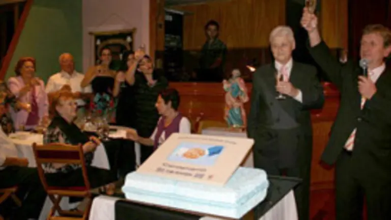  Manuel Rey y Carlos L&oacute;pez encabezan el brindis del centenario.