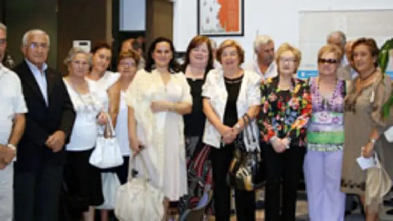  La alcaldesa de Betanzos, Mar&iacute;a Faraldo, acompa&ntilde;ada por vecinos y directivos del Centro de Betanzos, en la Delegaci&oacute;n del Gobierno gallego en Argentina.