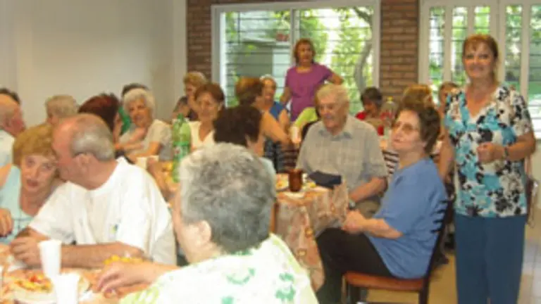  María Eugenia González, junto a los abuelos del Centro Canario de Rosario.