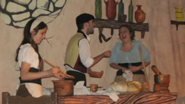  Una de las escenas de ‘Cervantina’, representada en el Espacio Cultural del Centro Burgalés.