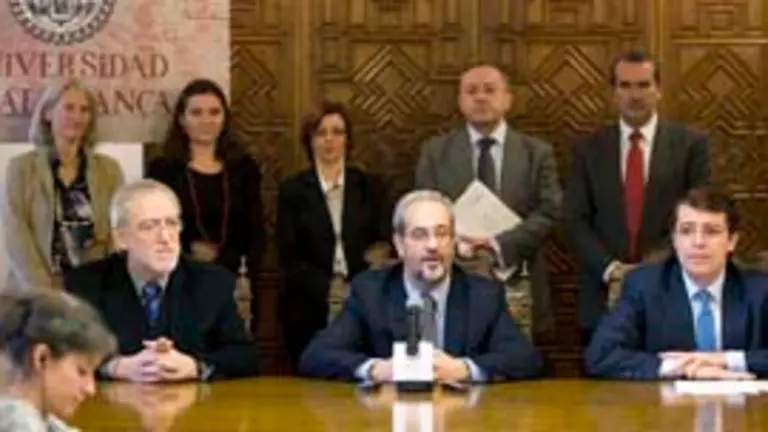  El rector Hernández Ruipérez, Fernández Mañueco y el director de la Fundación, Jordi Folgado.