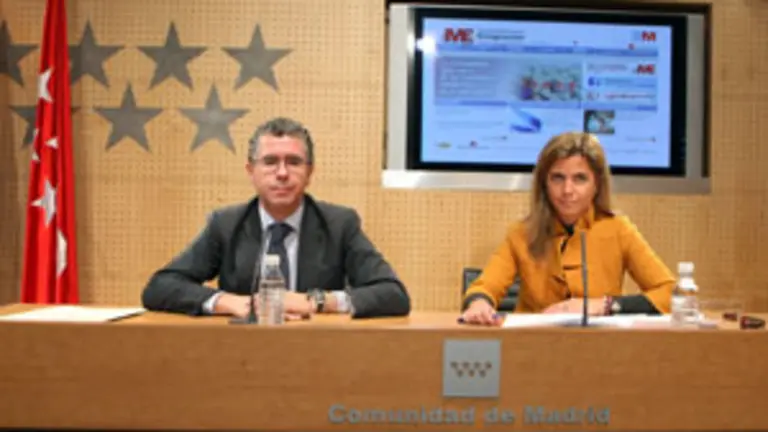 Francisco Granados y Victoria Cristóbal, durante la presentación de la nueva página web. 