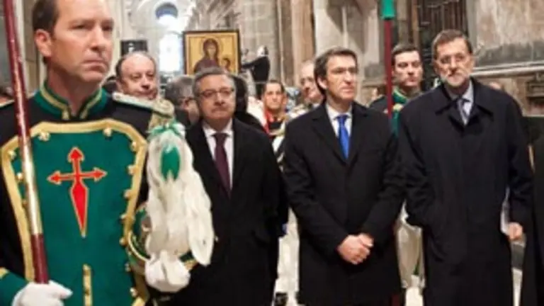 Jos&eacute; Blanco, Alberto N&uacute;&ntilde;ez Feij&oacute;o y Mariano Rajoy, durante la ceremonia de cierre de la Puerta Santa. 