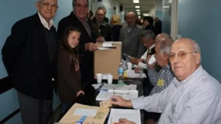 Carlos Vello, votando durante las elecciones del pasado mes de agosto. 