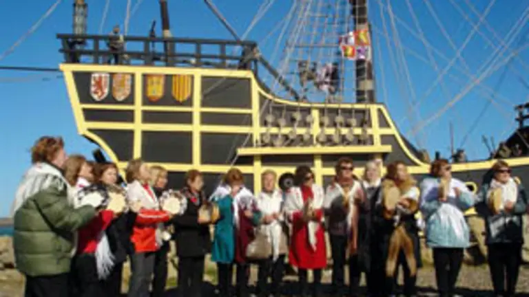 El grupo, durante una de sus actuaciones en Puerto San Juli&aacute;n. 