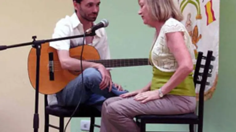 Adri&aacute;n Calle y Ana Sim&oacute;n Guerrero, durante la actuaci&oacute;n en el Centro de Andaluc&iacute;a. 