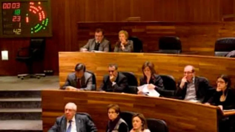 &Aacute;lvarez Areces &ndash; abajo, izda.&ndash; durante la sesi&oacute;n celebrada el martes de la pasada semana. 