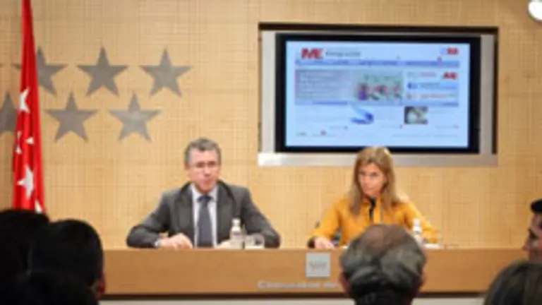 Francisco Granados y Victoria Cristóbal, la pasada semana, durante la presentación de la nueva página web. 