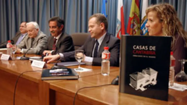 Miguel Ángel Revilla y Vicente Mediavilla presidieron la presentación del libro.