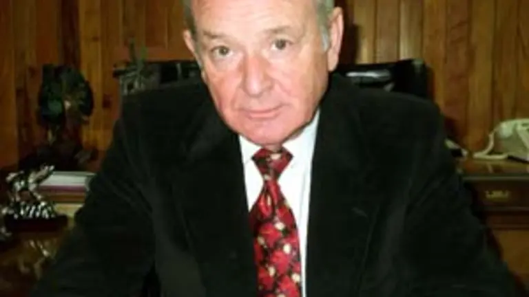 Rafael Segura Alonso recibi&oacute; el galard&oacute;n en el Ayuntamiento de su municipio natal, On&iacute;s. 