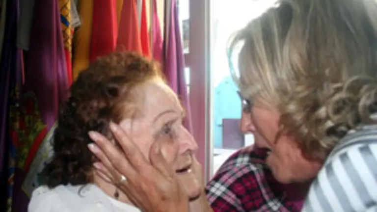 Caridad Saldaña recibe el cariño de la presidenta de la Diputación de Salamanca, Isabel Jiménez, el año pasado. 