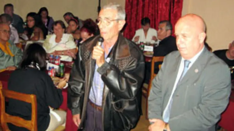  Alfredo G&oacute;mez y Juan Orallo, durante su discurso en la fiesta de fin de a&ntilde;o.