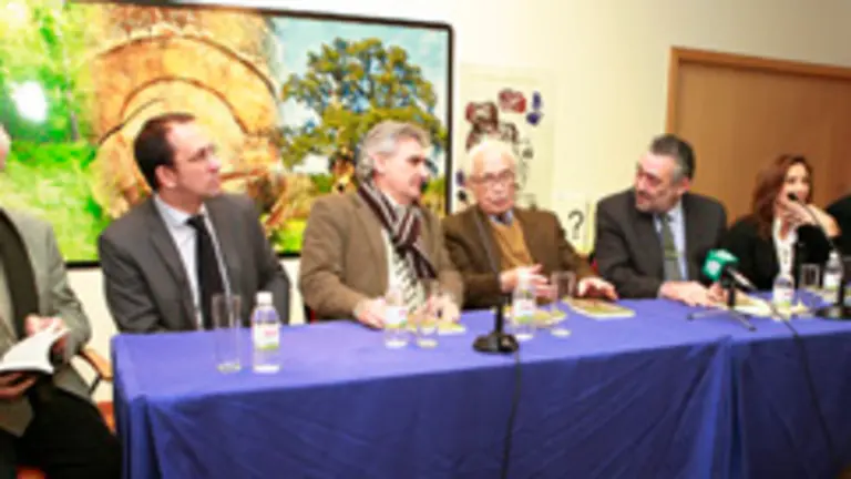  Xos&eacute; Neira Vilas &ndash;el cuarto por la izquierda&ndash; estuvo presente en el homenaje de A Estrada.