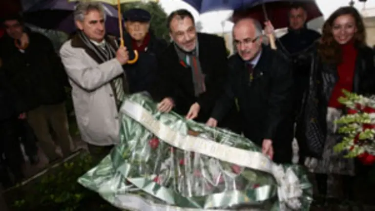  Roberto Varela deposit&oacute; un ramo de flores en la tumba de Valle-Incl&aacute;n.