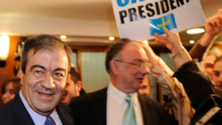  Francisco &Aacute;lvarez-Cascos, jaleado por algunos simpatizantes en Oviedo.