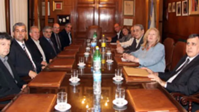  Santiago Camba y Alejandro L&oacute;pez, con los miembros del Patronato de la Fundaci&oacute;n Galicia Sa&uacute;de en una reuni&oacute;n mantenida el pasado mes de octubre en Buenos Aires.