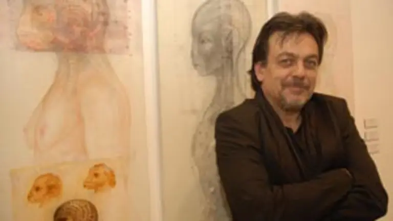  Herikberto M. Quesada, junto a alguna de sus obras.