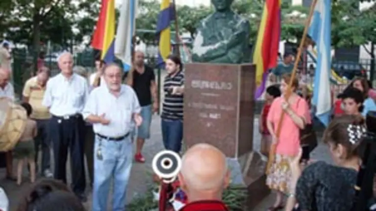  Francisco Lores, ante el busto erigido en honor a Castelao, y rodeado de los asistentes al acto de homenaje.