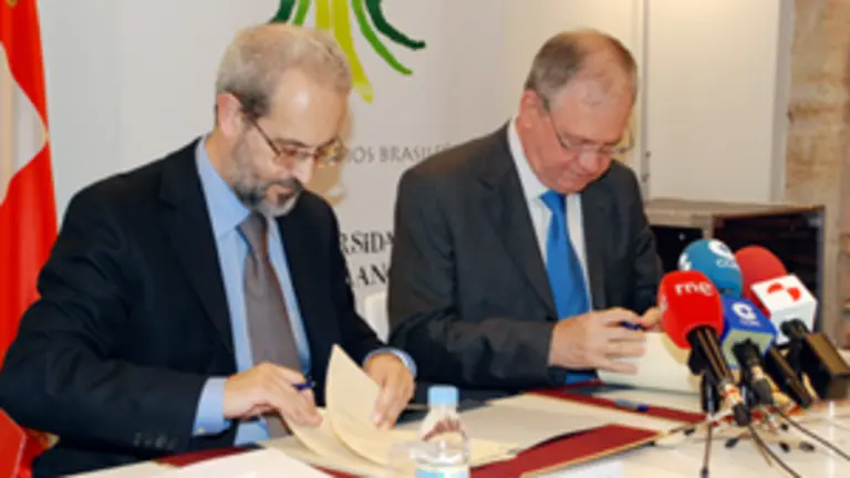  El rector Daniel Hernández y el pró reitor de la Universidad de São Paulo, Marco Antonio Zago.