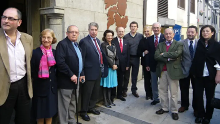 El presidente Feij&oacute;o, junto a los miembros de la Junta Directiva, en la facha del Centro Gallego.