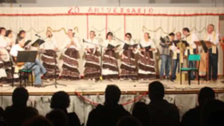  El Coro Rociero Sendero Andaluz de la Asociaci&oacute;n, durante su intervenci&oacute;n en uno de los actos navide&ntilde;os.
