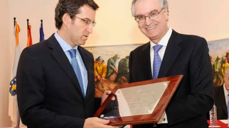  Feij&oacute;o recibe la placa de su nombramiento de manos de Carlos Lema.