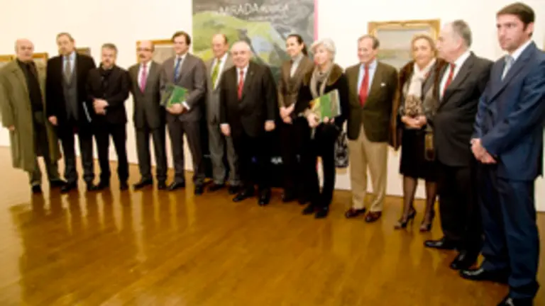  El presidente de Asturias, junto a otras personalidades presentes en la inauguraci&oacute;n de la exposici&oacute;n.