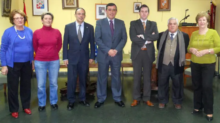   Antonio Pardo, con los directivos de la Casa de Soria en Madrid. 