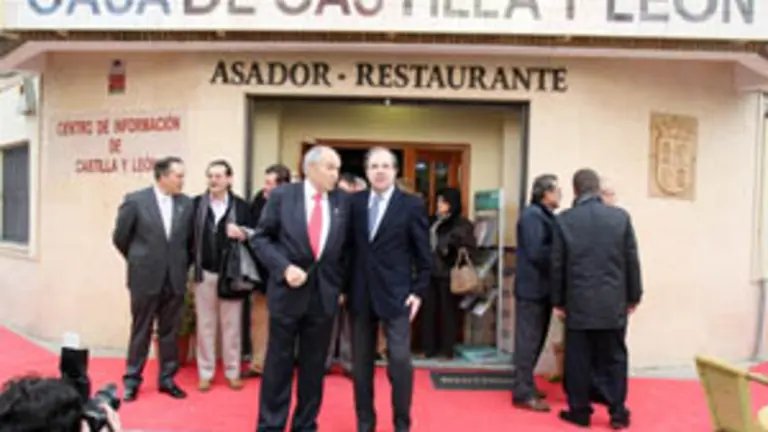  José Colinas y Juan Vicente Herrera, a la entrada de la nueva sede de la Federación de Castilla y León en Sevilla.