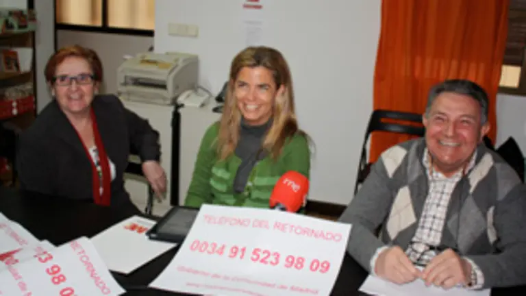  Victoria Cristóbal y Ángel Llorente, durante la presentación del teléfono. 