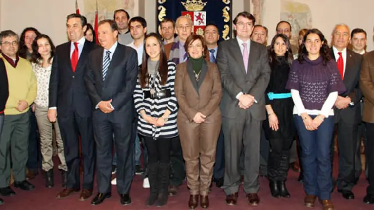 Fernández Mañueco, con los estudiantes de postgrado. 