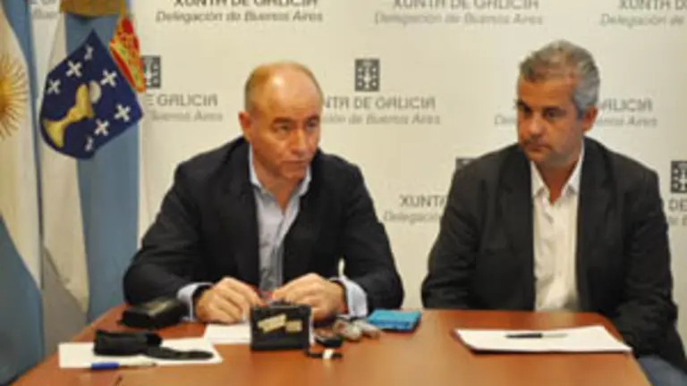  Santiago Camba &ndash;izda.&ndash;, con el delegado de la Xunta en Buenos Aires, L&oacute;pez Dobarro, la pasada semana.