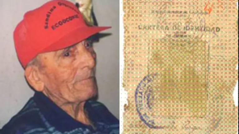  A la izda., Jos&eacute; Gonz&aacute;lez. A la dcha., el documento. 