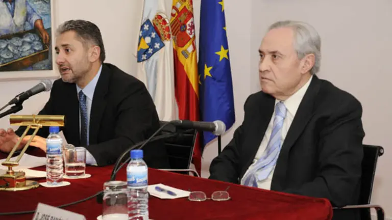  Un momento de la intervenci&oacute;n de Miguel Cabanas, que fue presentado por Jos&eacute; Ram&oacute;n &Oacute;nega.