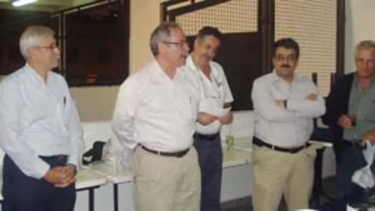  El candidato de la Agrupaci&oacute;n Galaica, Carlos Carreira Quintas &ndash;2&ordm; por la izda.&ndash;, se dirige a todos los asistentes.