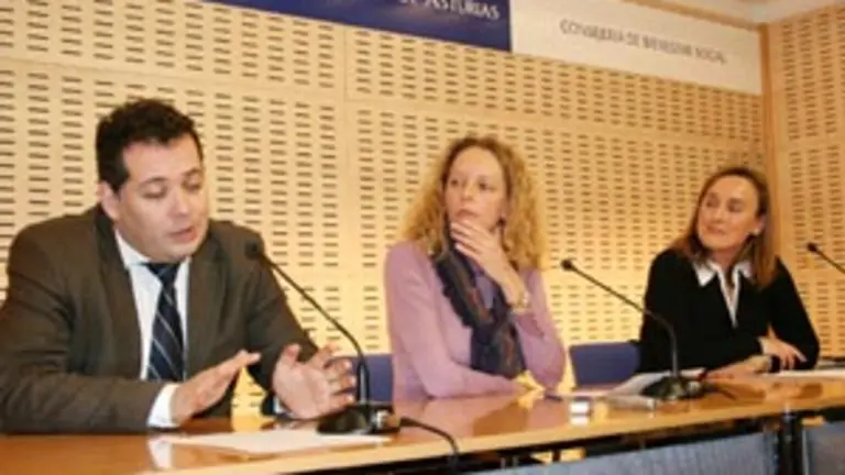  De izda. a dcha., Adolfo Rivas, Noem&iacute; Mart&iacute;n y Ana Mar&iacute;a Fern&aacute;ndez Garc&iacute;a, durante la presentaci&oacute;n.