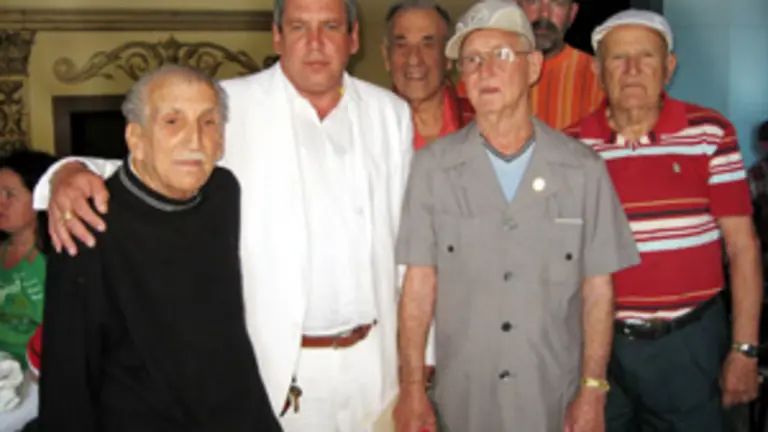  Enrique Vigista&iacute;n &ndash;2&ordm; por la izda.&ndash;, junto a mayores astures.