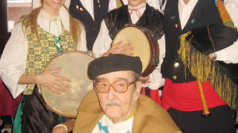  On&eacute;simo Naviera Valle, junto a gaiteros asturianos.