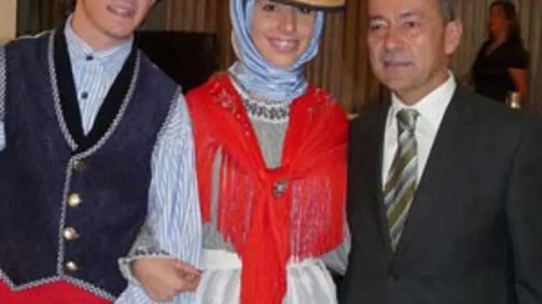 Paulino Rivero, junto a dos jóvenes ataviados con trajes típicos canarios.