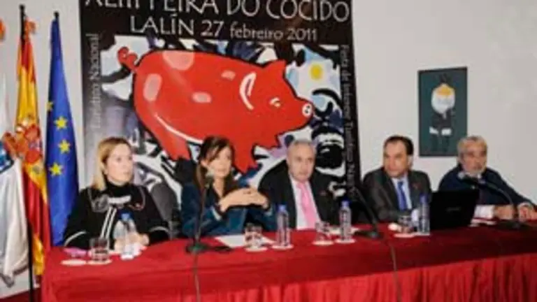  Un momento de la presentaci&oacute;n, con el cartel de la Feria, dise&ntilde;ado por Ant&oacute;n Pulido.