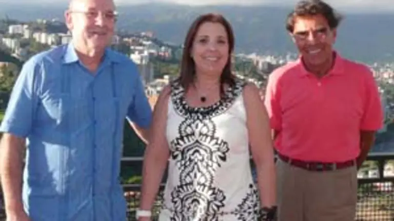  La presidenta del CAC, Carolina Redondo, escoltada por el consejero de Trabajo, Manuel Luis Rodr&iacute;guez, y por el c&oacute;nsul general de Espa&ntilde;a, An&iacute;bal Julio Jim&eacute;nez, teniendo como tel&oacute;n de fondo el Valle de Caracas.